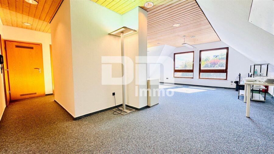 Schön zentral gelegenes Büro mit Balkon und Tiefgaragenstellplatz - Raum 1 groß / Offener Flur / Dielenbereich